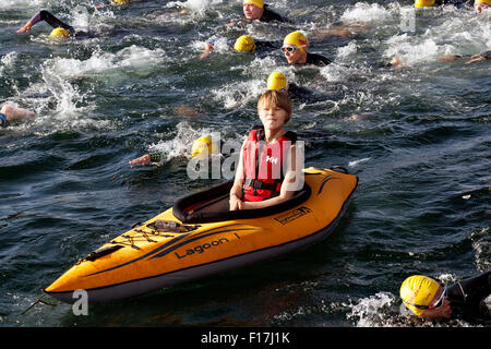 Kopenhagen, Dänemark, 29. August 2015. 3300 beteiligt sich an der Spaß Schwimmen runden das dänische Parlament. In das gelbe Boot ist Simone Wer hat Zerebralparese, sondern beteiligt sich an der Tour sowieso. Sie hatte einen Helfer, der Tat des schwimmen und das Boot gezogen. Bildnachweis: OJPHOTOS/Alamy Live-Nachrichten Stockfoto