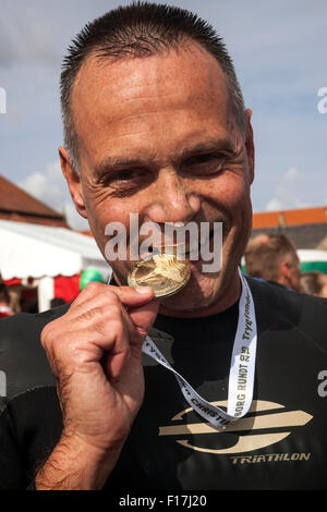 Kopenhagen, Dänemark, 29. August 2015. Schwimmer Jan Nielsen von Vordingborg testen seine Medaille nach dem fertigen 2 km "Runde Christiansborg" Spaß Schwimmen Tour der dänischen Swimming Federation organisiert. Alle Teilnehmer erhält eine Medaille als Beweis für ihre Teilnahme. Bildnachweis: OJPHOTOS/Alamy Live-Nachrichten Stockfoto