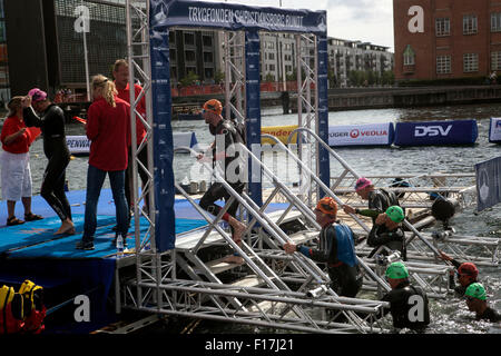 Kopenhagen, Dänemark, 29. August 2015. Schwimmer in der "Runde Christiansborg" 2 km Spaß Schwimmen ihre Tour beendet haben und wird immer aus dem Wasser. Bildnachweis: OJPHOTOS/Alamy Live-Nachrichten Stockfoto