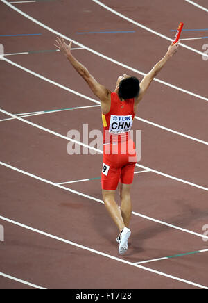 Peking, China. 29. August 2015. Chinas Zhang Peimeng feiert nach dem Sieg des dritten Platz der Männer 4x100m Staffel Finale bei den Weltmeisterschaften 2015 in das "Vogelnest" Nationalstadion in Peking, Hauptstadt von China, 29. August 2015. Bildnachweis: Wang Haofei/Xinhua/Alamy Live-Nachrichten Stockfoto