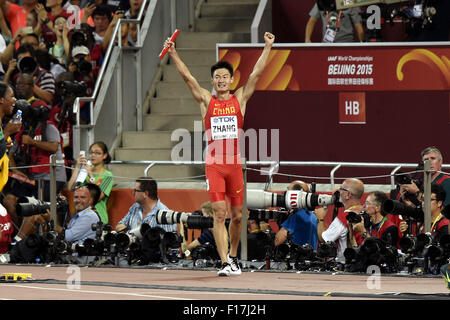 Peking, China. 29. August 2015. Chinas Zhang Peimeng feiert nach dem Sieg des dritten Platz der Männer 4x100m Staffel Finale bei den Weltmeisterschaften 2015 in das "Vogelnest" Nationalstadion in Peking, Hauptstadt von China, 29. August 2015. Bildnachweis: Gong Lei/Xinhua/Alamy Live-Nachrichten Stockfoto