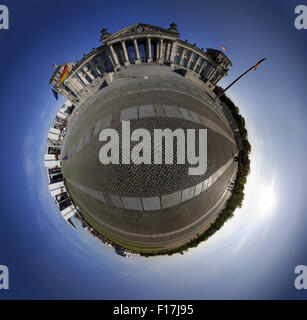 Oktober 2013 - BERLIN: ein Kreis Panoramabild (planetarische Ansicht) des Reichstags Gebäude im Regierungsviertel von Stockfoto