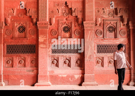 Mann vor Agra Red Fort Innenwand. Stockfoto