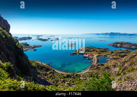 Henningsvær Dorf und blaue Meer Norwegen Lofoten-Inseln Stockfoto