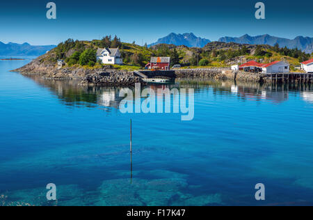 Henningsvær Dorf und blaue Meer Norwegen Lofoten-Inseln Stockfoto