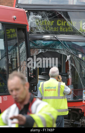 Birmingham, Vereinigtes Königreich. 29. August 2015. Die beschädigten Busse auf Addison Road in Kings Heath, Birmingham. Dreizehn Tote wurden behandelt, einschließlich der beiden Busfahrer, die aus ihren Kabinen frei geschnitten werden musste. Bildnachweis: Michael Scott/Alamy Live-Nachrichten Stockfoto