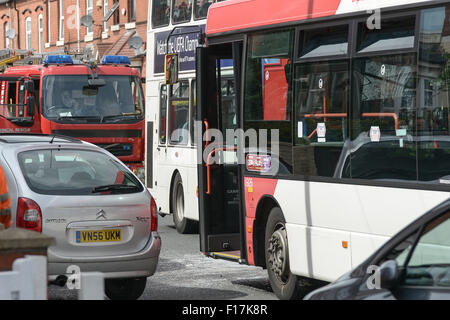 Birmingham, Vereinigtes Königreich. 29. August 2015. Die beschädigten Busse auf Addison Road in Kings Heath, Birmingham. Dreizehn Tote wurden behandelt, einschließlich der beiden Busfahrer, die aus ihren Kabinen frei geschnitten werden musste. Bildnachweis: Michael Scott/Alamy Live-Nachrichten Stockfoto