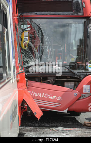 Birmingham, Vereinigtes Königreich. 29. August 2015. Die beschädigten Busse auf Addison Road in Kings Heath, Birmingham. Dreizehn Tote wurden behandelt, einschließlich der beiden Busfahrer, die aus ihren Kabinen frei geschnitten werden musste. Bildnachweis: Michael Scott/Alamy Live-Nachrichten Stockfoto