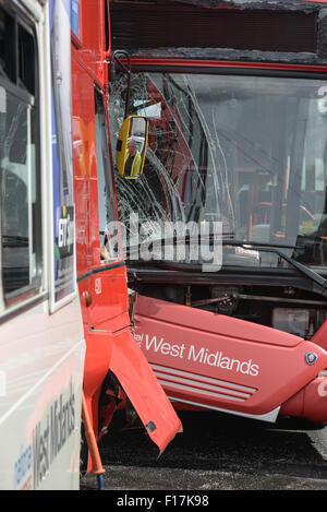 Birmingham, Vereinigtes Königreich. 29. August 2015. Die beschädigten Busse auf Addison Road in Kings Heath, Birmingham. Dreizehn Tote wurden behandelt, einschließlich der beiden Busfahrer, die aus ihren Kabinen frei geschnitten werden musste. Bildnachweis: Michael Scott/Alamy Live-Nachrichten Stockfoto