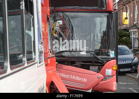 Birmingham, Vereinigtes Königreich. 29. August 2015. Die beschädigten Busse auf Addison Road in Kings Heath, Birmingham. Dreizehn Tote wurden behandelt, einschließlich der beiden Busfahrer, die aus ihren Kabinen frei geschnitten werden musste. Bildnachweis: Michael Scott/Alamy Live-Nachrichten Stockfoto