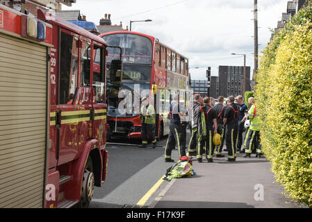 Birmingham, Vereinigtes Königreich. 29. August 2015. Feuerwehrleute auf Szene am Kopf auf Busunglück was bei 10:59 passiert, hatte 13 Verluste für verschiedene Verletzungen behandelt werden. Bildnachweis: Michael Scott/Alamy Live-Nachrichten Stockfoto