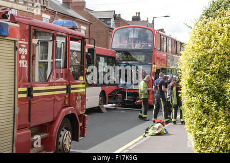 Birmingham, Vereinigtes Königreich. 29. August 2015. Feuerwehrleute auf Szene am Kopf auf Busunglück was bei 10:59 passiert, hatte 13 Verluste für verschiedene Verletzungen behandelt werden. Bildnachweis: Michael Scott/Alamy Live-Nachrichten Stockfoto