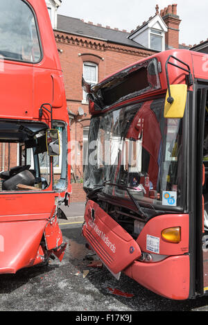 Birmingham, Vereinigtes Königreich. 29. August 2015. Die beschädigten Busse auf Addison Road in Kings Heath, Birmingham. Dreizehn Tote wurden behandelt, einschließlich der beiden Busfahrer, die aus ihren Kabinen frei geschnitten werden musste. Bildnachweis: Michael Scott/Alamy Live-Nachrichten Stockfoto