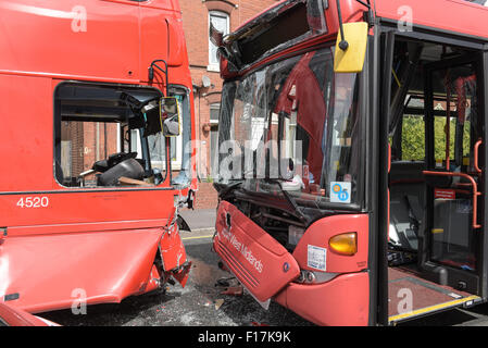 Birmingham, Vereinigtes Königreich. 29. August 2015. Die beschädigten Busse auf Addison Road in Kings Heath, Birmingham. Dreizehn Tote wurden behandelt, einschließlich der beiden Busfahrer, die aus ihren Kabinen frei geschnitten werden musste. Bildnachweis: Michael Scott/Alamy Live-Nachrichten Stockfoto