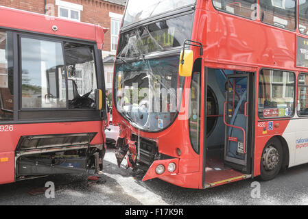 Birmingham, Vereinigtes Königreich. 29. August 2015. Die beschädigten Busse auf Addison Road in Kings Heath, Birmingham. Dreizehn Tote wurden behandelt, einschließlich der beiden Busfahrer, die aus ihren Kabinen frei geschnitten werden musste. Bildnachweis: Michael Scott/Alamy Live-Nachrichten Stockfoto