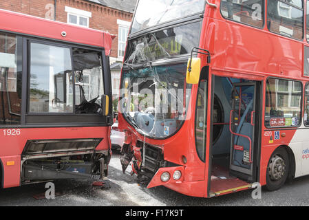 Birmingham, Vereinigtes Königreich. 29. August 2015. Die beschädigten Busse auf Addison Road in Kings Heath, Birmingham. Dreizehn Tote wurden behandelt, einschließlich der beiden Busfahrer, die aus ihren Kabinen frei geschnitten werden musste. Bildnachweis: Michael Scott/Alamy Live-Nachrichten Stockfoto