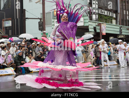 Tokio, Japan. 29. August 2015. Eine Tänzerin führt während der 34. Asakusa Samba-Karneval in Tokios Asakusa Bezirk auf Samstag, 29. August 2015. Der jährliche Samba-Karneval lockte einige tausend Zuschauer und Teilnehmer. Bildnachweis: AFLO/Alamy Live-Nachrichten Stockfoto