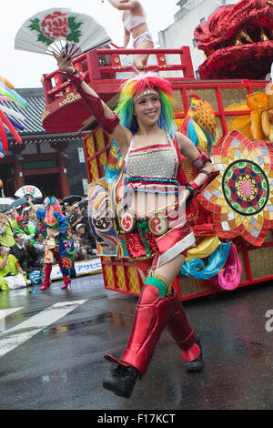 Tokio, Japan. 29. August 2015. Japanischen Tänzer während der 34. Asakusa Samba-Karneval in Tokios Asakusa Bezirk auf Samstag, 29. August 2015. Der jährliche Samba-Karneval lockte einige tausend Zuschauer und Teilnehmer. Bildnachweis: AFLO/Alamy Live-Nachrichten Stockfoto