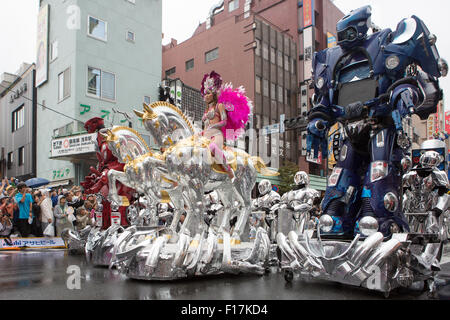 Tokio, Japan. 29. August 2015. Japanischen Tänzer während der 34. Asakusa Samba-Karneval in Tokios Asakusa Bezirk auf Samstag, 29. August 2015. Der jährliche Samba-Karneval lockte einige tausend Zuschauer und Teilnehmer. Bildnachweis: AFLO/Alamy Live-Nachrichten Stockfoto