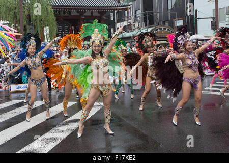 Tokio, Japan. 29. August 2015. Samba-Tänzer führen während der 34. Asakusa Samba-Karneval in Tokios Asakusa Bezirk auf Samstag, 29. August 2015. Der jährliche Samba-Karneval lockte einige tausend Zuschauer und Teilnehmer. Bildnachweis: AFLO/Alamy Live-Nachrichten Stockfoto