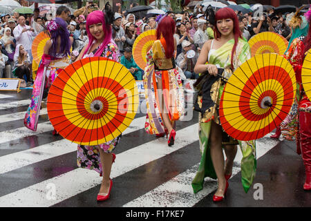 Tokio, Japan. 29. August 2015. Japanischen Tänzer während der 34. Asakusa Samba-Karneval in Tokios Asakusa Bezirk auf Samstag, 29. August 2015. Der jährliche Samba-Karneval lockte einige tausend Zuschauer und Teilnehmer. Bildnachweis: AFLO/Alamy Live-Nachrichten Stockfoto