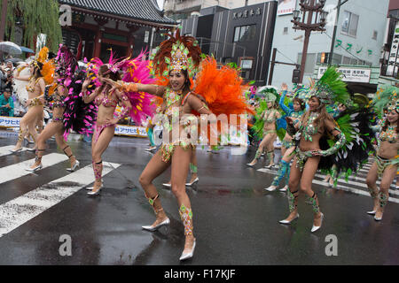 Tokio, Japan. 29. August 2015. Samba-Tänzer führen während der 34. Asakusa Samba-Karneval in Tokios Asakusa Bezirk auf Samstag, 29. August 2015. Der jährliche Samba-Karneval lockte einige tausend Zuschauer und Teilnehmer. Bildnachweis: AFLO/Alamy Live-Nachrichten Stockfoto