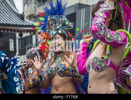 Tokio, Japan. 29. August 2015. Samba-Tänzer führen während der 34. Asakusa Samba-Karneval in Tokios Asakusa Bezirk auf Samstag, 29. August 2015. Der jährliche Samba-Karneval lockte einige tausend Zuschauer und Teilnehmer. Bildnachweis: AFLO/Alamy Live-Nachrichten Stockfoto