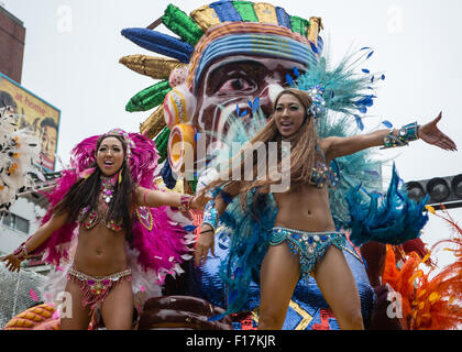 Tokio, Japan. 29. August 2015. Samba-Tänzer führen während der 34. Asakusa Samba-Karneval in Tokios Asakusa Bezirk auf Samstag, 29. August 2015. Der jährliche Samba-Karneval lockte einige tausend Zuschauer und Teilnehmer. Bildnachweis: AFLO/Alamy Live-Nachrichten Stockfoto