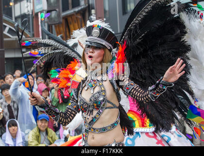 Tokio, Japan. 29. August 2015. Samba-Tänzer führen während der 34. Asakusa Samba-Karneval in Tokios Asakusa Bezirk auf Samstag, 29. August 2015. Der jährliche Samba-Karneval lockte einige tausend Zuschauer und Teilnehmer. Bildnachweis: AFLO/Alamy Live-Nachrichten Stockfoto