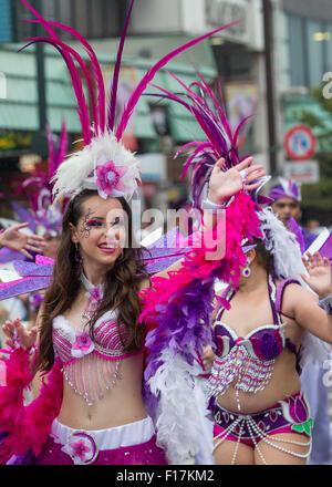 Tokio, Japan. 29. August 2015. Samba-Tänzer führen während der 34. Asakusa Samba-Karneval in Tokios Asakusa Bezirk auf Samstag, 29. August 2015. Der jährliche Samba-Karneval lockte einige tausend Zuschauer und Teilnehmer. Bildnachweis: AFLO/Alamy Live-Nachrichten Stockfoto