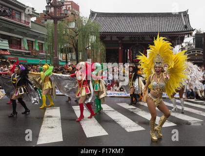 Tokio, Japan. 29. August 2015. Samba-Tänzer führen während der 34. Asakusa Samba-Karneval in Tokios Asakusa Bezirk auf Samstag, 29. August 2015. Der jährliche Samba-Karneval lockte einige tausend Zuschauer und Teilnehmer. Bildnachweis: AFLO/Alamy Live-Nachrichten Stockfoto