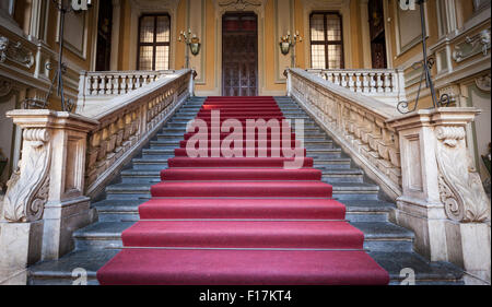 Roter Teppich für diese italienischen alten Palast Eingang Stockfoto