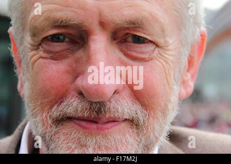 Sheffield, UK. 29. August 2015. Labour-Führung Parteianwärter, Jeremy Corbyn im Crucible Theatre mit Blick auf Tudor Platz wo Menschen versammelt haben, um zu hören, die Spitzenreiter im Wettstreit um die Führungsrolle Labour-Partei sprechen, bevor er befasst sich mit dem Publikum im Theater der Stadt. Die Führung Stimmzettel schließt am 10. September mit Ergebnissen am 12. September 2015 bekannt gegeben. Bildnachweis: Deborah Vernon/Alamy Live-Nachrichten Stockfoto