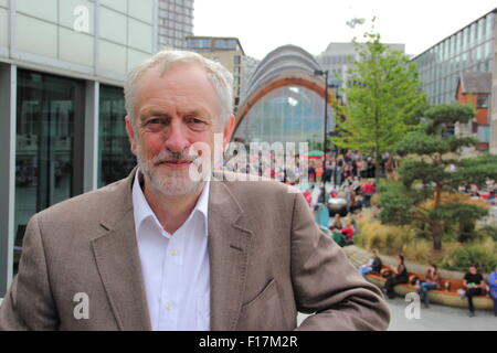 Sheffield, UK. 29. August 2015. Labour-Führung Parteianwärter, Jeremy Corbyn im Crucible Theatre mit Blick auf Tudor Platz wo Menschen versammelt haben, um zu hören, die Spitzenreiter im Wettstreit um die Führungsrolle Labour-Partei sprechen, bevor er befasst sich mit dem Publikum im Theater der Stadt. Die Führung Stimmzettel schließt am 10. September mit Ergebnissen am 12. September 2015 bekannt gegeben. Bildnachweis: Deborah Vernon/Alamy Live-Nachrichten Stockfoto