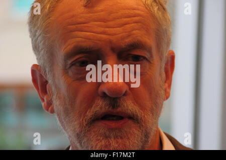 Sheffield, UK. 29. August 2015. Labour Party Führung Kandidaten trifft Jeremy Corbyn mit Medien im Crucible Theatre, Sheffield, South Yorkshire vor Adressierung Bürgerinnen und Bürger zu einer Kundgebung versammelt. Corbyn bleibt Spitzenreiter in der Labour Party-Führung-Wettbewerb am 10. September mit Ergebnisse am 12. September 2015 bekannt gegeben schließt. Bildnachweis: Deborah Vernon/Alamy Live-Nachrichten Stockfoto