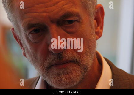 Sheffield, UK. 29. August 2015. Labour Party Führung Kandidaten trifft Jeremy Corbyn mit Medien im Crucible Theatre, Sheffield, South Yorkshire vor Adressierung Bürgerinnen und Bürger zu einer Kundgebung versammelt. Corbyn bleibt Spitzenreiter in der Labour Party-Führung-Wettbewerb am 10. September mit Ergebnisse am 12. September 2015 bekannt gegeben schließt. Bildnachweis: Deborah Vernon/Alamy Live-Nachrichten Stockfoto