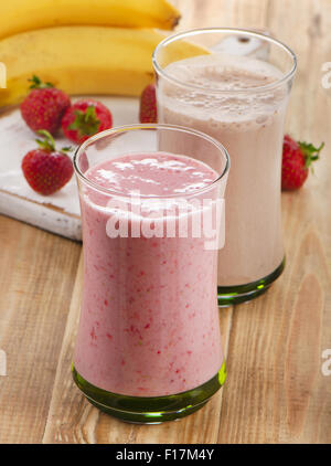 Frucht-Smoothies mit Erdbeeren und Bananen auf einem hölzernen Hintergrund. Selektiven Fokus Stockfoto