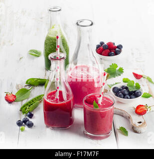 Gesundes Obst und Gemüse-Smoothies in Glasflaschen. Selektiven Fokus Stockfoto