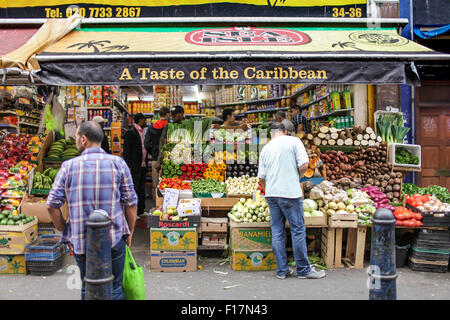 Menschen-Shop für Lebensmittel in der Electric Avenue in Brixton. Stockfoto