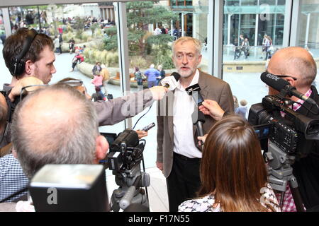 Sheffield, UK. 29. August 2015. Labour Party Führung Kandidaten trifft Jeremy Corbyn mit Medien im Crucible Theatre, Sheffield, South Yorkshire vor Adressierung Bürgerinnen und Bürger zu einer Kundgebung versammelt. Corbyn bleibt Spitzenreiter in der Labour Party-Führung-Wettbewerb am 10. September mit Ergebnisse am 12. September 2015 bekannt gegeben schließt. Bildnachweis: Matthew Taylor/Alamy Live-Nachrichten Stockfoto