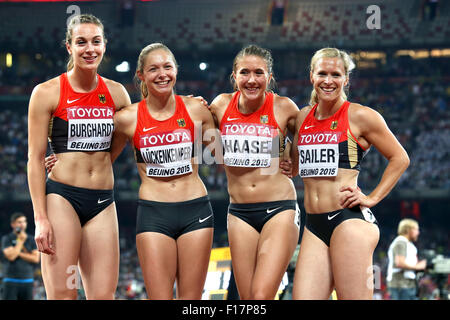 Peking, China. 29. August 2015. Deutschlands Mannschaft, die nach den Frauen 4 x 100m Staffel Finale bei den 15. International Association of Athletics Federations (IAAF)-Leichtathletik-Weltmeisterschaften im National Stadium, bekannt als Vogelnest in Peking, China, 29. August 2015 Alexandra Burghardt, Gina Lückenkemper, Rebekka Haase und Verena Sailer darstellen. Foto: Michael Kappeler/Dpa/Alamy Live News Stockfoto