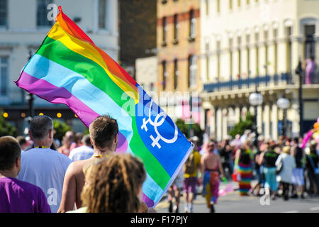 Lamberhurst, Kent, Großbritannien. 29. August 2015. Eine große LGBTQ + Flag ist stolz aloft hielt, als Tausende versammeln, um ihre Unterstützung der Kent Stolz feiern im Küstenort Margate verleihen. Alamy Live News/Fotograf: Credit: Gordon Scammell Stockfoto