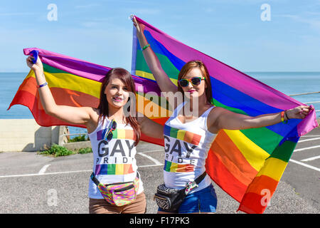 Margate, Kent, UK. 29. August 2015. Zwei lokale Kent Mädchen freuen Sie sich auf die Teilnahme an der Kent Pride feiern in der Küstenstadt Stadt Margate. Alamy Live News/Fotograf: Kredit: Gordon Scammell Stockfoto