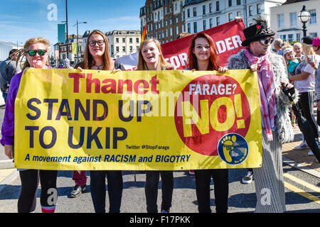 Margate, Kent, UK. 29. August 2015. Junge Menschen tragen einen Anti-die Ukip-Banner, wie sie in der Kent Pride feiern in der Küstenstadt Stadt Margate marschieren.  Alamy Live News/Fotograf: Kredit: Gordon Scammell Stockfoto