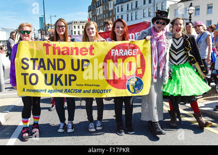 Margate, Kent, UK. 29. August 2015. Junge Menschen, die einen Anti-die UKIP-Banner nehmen an der Kent-Pride-Parade in der Küstenstadt Stadt Margate. Alamy Live News/Fotograf: Kredit: Gordon Scammell Stockfoto
