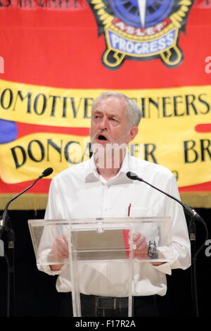 Sheffield, UK. 29. August 2015. Labour-Führung Parteianwärter, Jeremy Corbyn befasst sich mit einer Fan Rallye im Crucible Theatre, Sheffield, South Yorkshire. Corbyn bleibt den Buchmachern Favorit in den Wettstreit um die Labour Führungsrolle, der am 10. September mit Ergebnissen am 12. September 2015 angekündigt schließt. Bildnachweis: Matthew Taylor/Alamy Live-Nachrichten Stockfoto