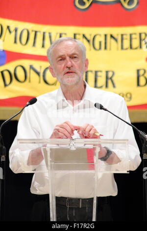 Sheffield, UK. 29. August 2015. Labour-Führung Parteianwärter, Jeremy Corbyn befasst sich mit einer Fan Rallye im Crucible Theatre, Sheffield, South Yorkshire. Corbyn bleibt den Buchmachern Favorit in den Wettstreit um die Labour Führungsrolle, der am 10. September mit Ergebnissen am 12. September 2015 angekündigt schließt. Bildnachweis: Matthew Taylor/Alamy Live-Nachrichten Stockfoto