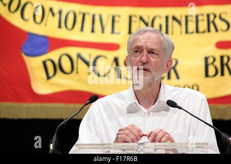 Sheffield, UK. 29. August 2015. Labour-Führung Parteianwärter, Jeremy Corbyn befasst sich mit einer Fan Rallye im Crucible Theatre, Sheffield, South Yorkshire. Corbyn bleibt den Buchmachern Favorit in den Wettstreit um die Labour Führungsrolle, der am 10. September mit Ergebnissen am 12. September 2015 angekündigt schließt. Bildnachweis: Matthew Taylor/Alamy Live-Nachrichten Stockfoto