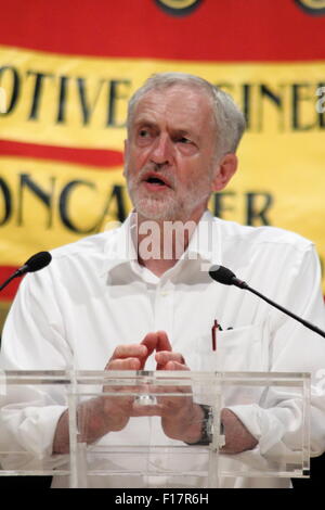 Sheffield, UK. 29. August 2015. Labour-Führung Parteianwärter, Jeremy Corbyn befasst sich mit einer Fan Rallye im Crucible Theatre, Sheffield, South Yorkshire. Corbyn bleibt den Buchmachern Favorit in den Wettstreit um die Labour Führungsrolle, der am 10. September mit Ergebnissen am 12. September 2015 angekündigt schließt. Bildnachweis: Matthew Taylor/Alamy Live-Nachrichten Stockfoto