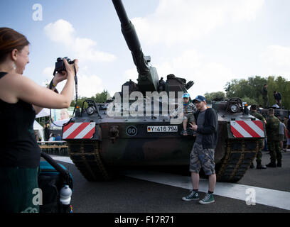 Berlin, Deutschland. 29. August 2015. Besucher nehmen Sie ein Foto vor einer Bundeswehr-Tank im Ministerium der Verteidigung beim Tag der offenen Tür des Bundeskanzleramtes in Berlin, Deutschland, 29. August 2015. Foto: KAY NIETFELD/Dpa/Alamy Live News Stockfoto